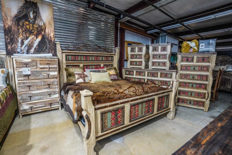 A bed room with a lot of furniture in it